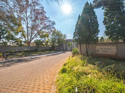 3 Bedroom Townhouse For Sale in Bedfordview - 1shK.webp