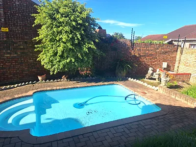 2 Bedroom House To Rent in Uitenhage - img