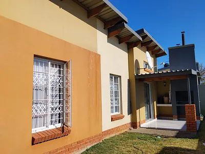 3 Bedroom Townhouse To Rent in Rustenburg - 7fHG.webp