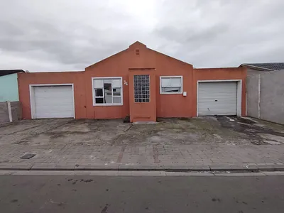 4 Bedroom House For Sale in Mitchells Plain - qQFg.webp