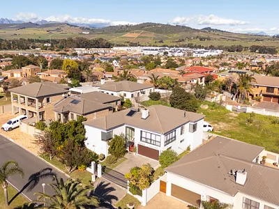 4 Bedroom House To Rent in Brackenfell - ly2u.webp