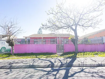 4 Bedroom House For Sale in Cape Town - 2cZS.webp