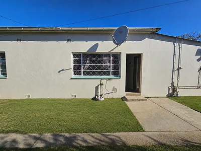 2 Bedroom House To Rent in East London - mCgQ.webp