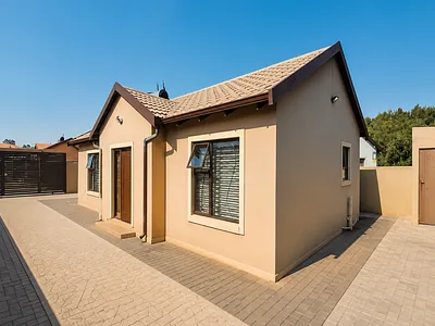 3 Bedroom House For Sale in Roodepoort - UcXy.webp