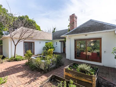5 Bedroom House For Sale in Cape Town - QwFR.webp