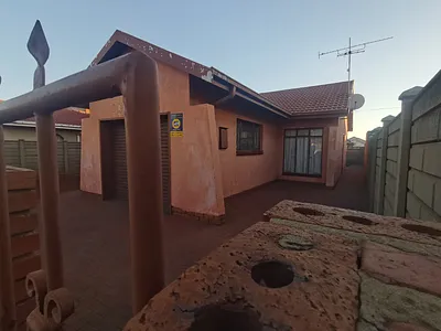 3 Bedroom House For Sale in Sebokeng - pzE6.webp