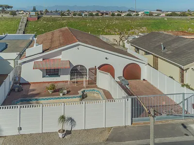 4 Bedroom House For Sale in Cape Town - DYqL.webp