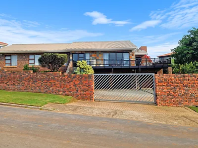 5 Bedroom House For Sale in Jeffreys Bay - ZZ1x.webp
