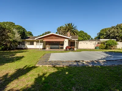 4 Bedroom House For Sale in Port Elizabeth - img