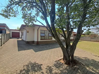 4 Bedroom House For Sale in Newcastle - oCQB.webp