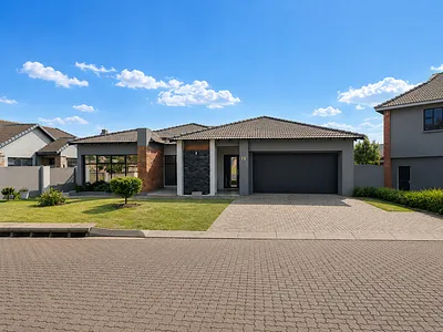 4 Bedroom House For Sale in Middelburg - img