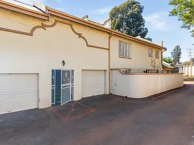 3 Bedroom Townhouse For Sale in Roodepoort - img