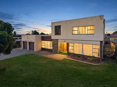 5 Bedroom House For Sale in Roodepoort - DI6c.webp
