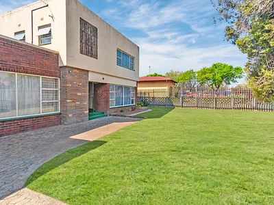 5 Bedroom House For Sale in Roodepoort - scLb.webp