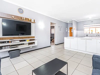 2 Bedroom Apartment For Sale in Roodepoort - QaFH.webp