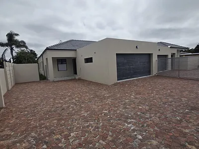 3 Bedroom House For Sale in Kuils River - 73cE.webp