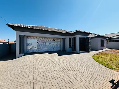 4 Bedroom House To Rent in Middelburg - img