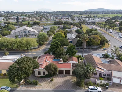 4 Bedroom House For Sale in Brackenfell - Kfw5.webp