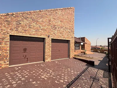 4 Bedroom House For Sale in Secunda - KQ3r.webp