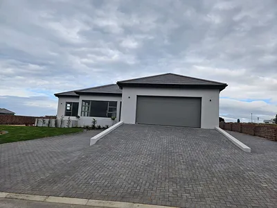 3 Bedroom House For Sale in Stilbaai West, Stilbaai - qdXC.webp
