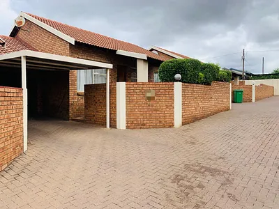 2 Bedroom Townhouse To Rent in Middelburg - img