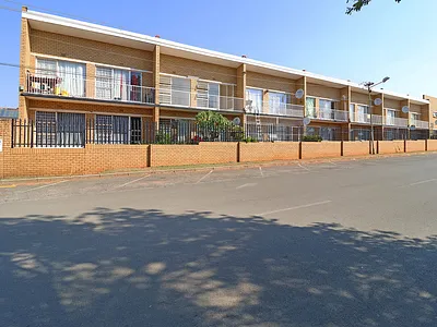 2 Bedroom Townhouse For Sale in Randfontein - 9Su5.webp