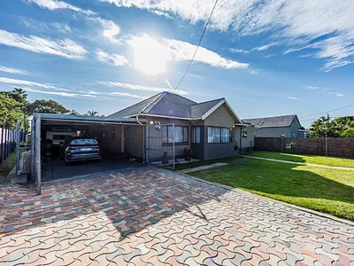 3 Bedroom House For Sale in East London - 128M.webp
