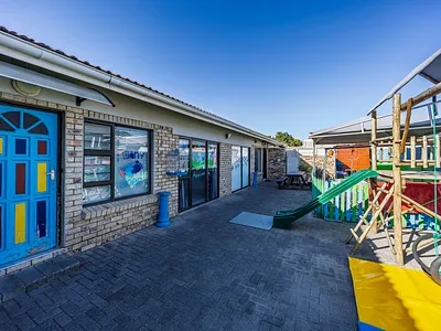 4 Bedroom House For Sale in East London - yivC.webp
