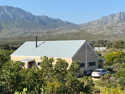 2 Bedroom House To Rent in Pringle Bay - SA9i.webp