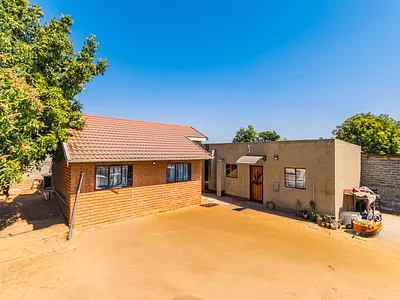 5 Bedroom House For Sale in Roodepoort - YEX9.webp