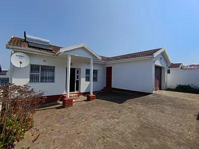 3 Bedroom House For Sale in East London - MLCk.webp