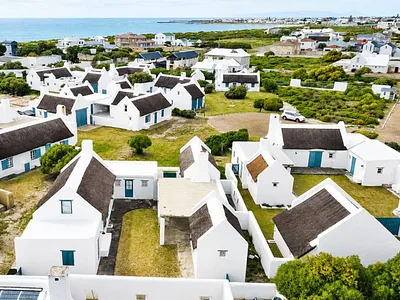 4 Bedroom House For Sale in Struisbaai - JAHa.webp