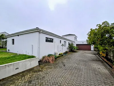 3 Bedroom House For Sale in East London - j9m4.webp