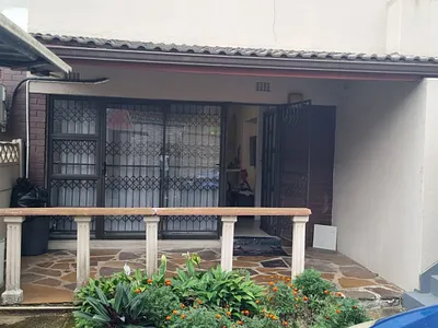 2 Bedroom Townhouse For Sale in Queensburgh - 9ueN.webp