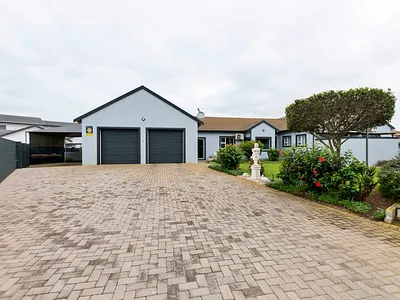4 Bedroom House For Sale in Langebaan - QZoR.webp
