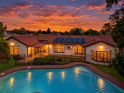 4 Bedroom House For Sale in Roodepoort - 6RRe.webp