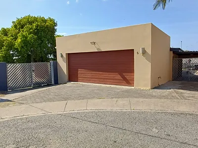4 Bedroom House For Sale in East London - xW8Z.webp