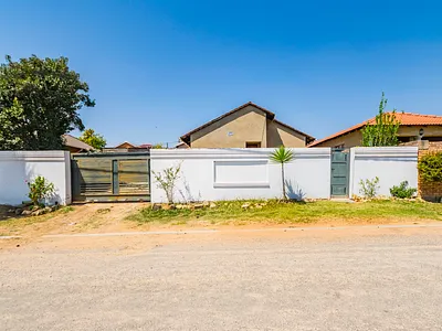 3 Bedroom House For Sale in Roodepoort - ulgs.webp
