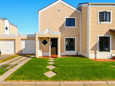 2 Bedroom Apartment For Sale in Somerset West - ILl0.webp