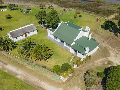 4 Bedroom House To Rent in Struisbaai - OL2o.webp