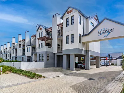 3 Bedroom Apartment To Rent in Somerset West - LMe6.webp