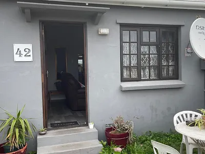 2 Bedroom House For Sale in Port Elizabeth - 6lOz.webp