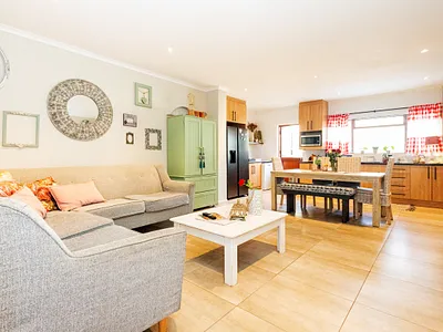 4 Bedroom House For Sale in Bellville - nVQ4.webp