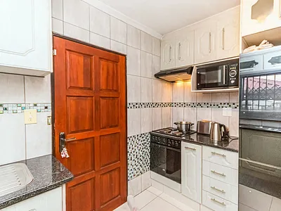 3 Bedroom House For Sale in Roodepoort - V4Iz.webp