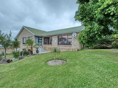 4 Bedroom House For Sale in Port Elizabeth - Ud8g.webp