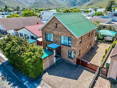 5 Bedroom House For Sale in Hermanus - balO.webp