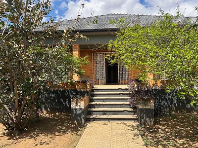 4 Bedroom House For Sale in Viljoenskroon - img