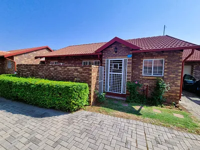 2 Bedroom Townhouse For Sale in Pretoria - cOmT.webp
