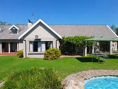 4 Bedroom House To Rent in Somerset West - mouI.webp