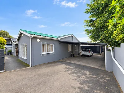 5 Bedroom House For Sale in East London - FxJk.webp